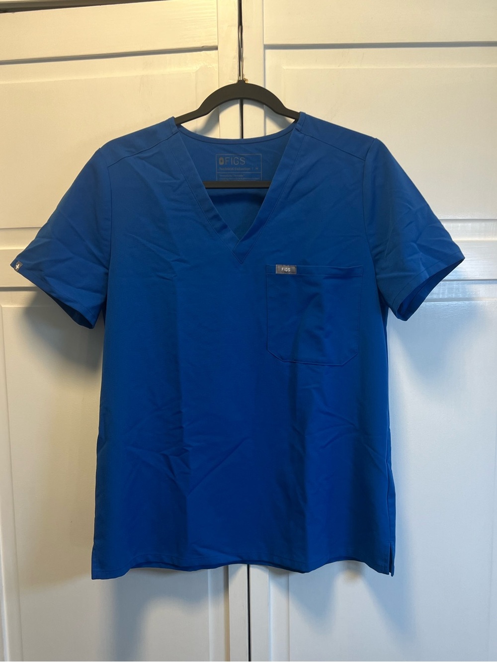 FIGS Women’s Catarina Scrub Top Size Medium Color Royal Blue